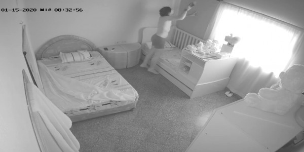 Муж установил камеру в спальне и уехал в командировку